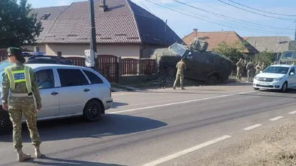 Accident cu o blindată NATO în Covasna. Vehiculul de luptă a dărâmat gardul unei locuințe