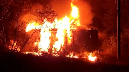 Alertă de explozie! O locomotivă cu vagoane pline cu țiței a luat foc