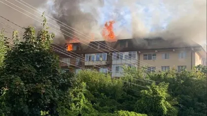 VIDEO Incendiu puternic la un bloc din Craiova. Focul s-a extins la alte trei blocuri vecine. Un bărbat a suferit arsuri la nivelul mâinilor