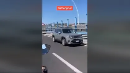 VIDEO Șofer român, filmat mergând cu spatele, în viteză, pe o autostradă din Napoli. În mașină erau mai multe persoane