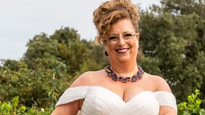 Cea mai bizară nuntă! O femeie a cheltuit 10.000 de lire pentru a se mărita cu ea însăși. De ce nu l-a mai așteptat pe Făt-Frumos