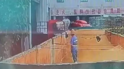 Imagini șocante surprinse într-o fabrică de bere! Un muncitor a urinat direct într-un container. Cum se numește băutura care se găsește pe rafturile supermarket-urilor din România