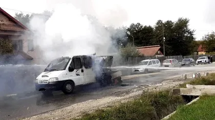 Explozie în drum, în Vâlcea. O camionetă încărcată cu butelii de oxigen și zeci de litri de diluant a luat foc
