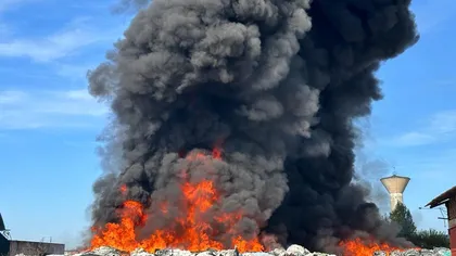 Incendiu devastator la o hală de depozitare a maselor plastice, în Mureș. Populația din zonă, avertizată prin RO-ALERT