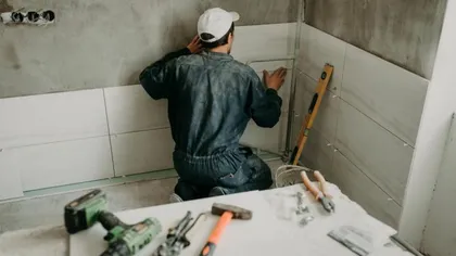 Un român reclamat pentru că a deranjat vecinii cu zgomotul lucrărilor de renovare a apartamentului a scăpat de amendă în instanţă. Detaliul care l-a salvat
