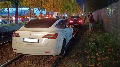 Linia de tramvai, marele dușman al șoferilor din Capitală. O Tesla și un Golf au urcat pe șine pe strada Petricani și acolo au rămas: „Dacă are mașină pe curent...”