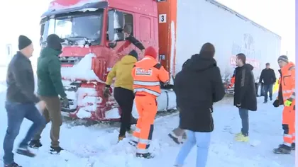 VIDEO Iarnă de coșmar în Constanța! Zeci de șoferi au încercat să scoată din zăpadă un TIR care le bloca drumul încă de ieri! În Galați zăpada are peste jumătate de metru