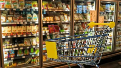 Românii ar putea cumpăra încă trei luni produse la preț redus. Se modifică lista alimentelor cu adaos comercial plafonat