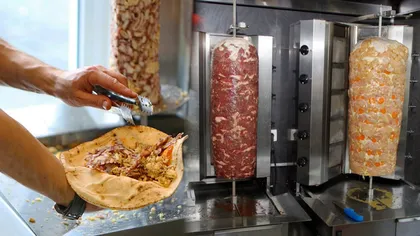 Ce fac șaormeriile cu carnea de kebab rămasă după închidere. Un fost angajat a deslușit „misterul”