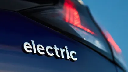 Maşinile electrice nu vor mai fi scutite de taxe din 2024, după ce numărul lor a crescut mult peste estimări