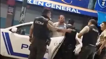 VIDEO Fost atacant de naţională, beat şi desculţ pe stradă, arestat. Avocatul său susţine că fostul fotbalist a fost agresat de poliţie