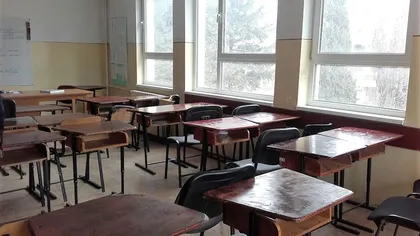 Școli închise din cauza ninsorilor viscolite. Mii de elevi vor face cursuri online luni