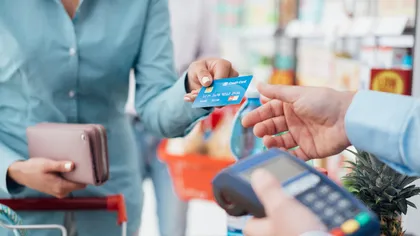 Românii cheltuie mai mult decât câștigă și mulți ajung datori la bănci din cauza cardurilor de credit cu ”dobândă zero”