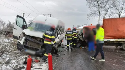 Microbuz de transport persoane, implicat într-un accident în Suceava. Sunt mai mulți răniți