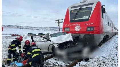 Cod roşu de intervenţie: Un tren a târât 150 de metri o maşină lovită în plin. Aproape 50 de persoane rănite