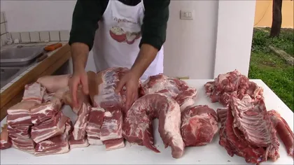 Cât costă carnea de porc tranşat chiar de producător, în faţa clientului: 
