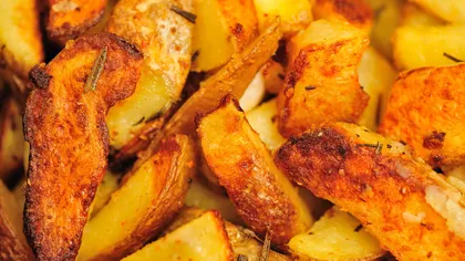 Secretul cartofilor crocanți făcuți la cuptor. Un singur ingredient face diferența