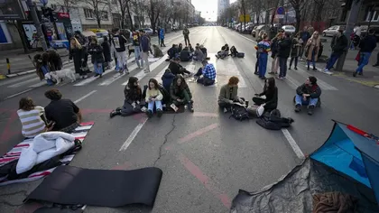 VIDEO Protestele din Serbia escaladează. Studenții au blocat cu corturi arterele principale din Belgrad