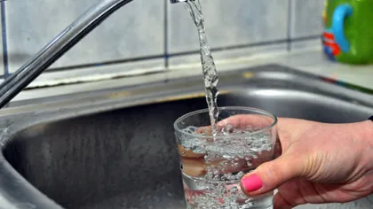 Apa îmbuteliată vs. cea de la robinet: care este mai sănătoasă. Ce spun specialiştii