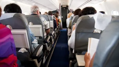 Un avion a fost întors din drum din cauza unui pasager cu probleme intestinale: „Mirosiți-o pe asta!”