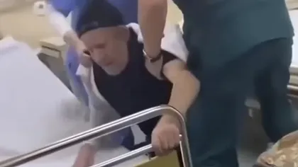 Un brancardier şi o infirmieră au fost filmaţi în timp ce bruschează un bătrân ajuns la urgenţă şi care nu se poate ţine pe picioare. Anchetă la Spitalul Bârlad