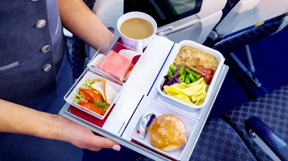 Alimentele pe care NU ar trebui să le consumi în avion. La ce riscuri te expui făcând asta