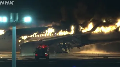 VIDEO Momente de panică, în Japonia. Un avion cu aproape 400 de pasageri, în flăcări pe aeroport UPDATE: 5 morţi