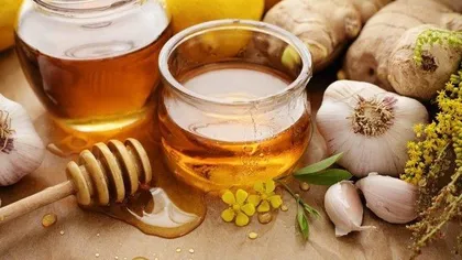 Mierea în combinație cu usturoiul, inamicul colesterolului și al kilogramelor. Ce efecte are amestecul minune despre care nu mulți știu