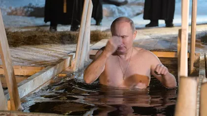 La 71 de ani, Vladimir Putin a continuat tradiția băii în apă rece ca gheața de Boboteaza pe rit vechi