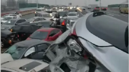 Carambol cu peste 100 de maşini pe o autostradă acoperită de polei din China - VIDEO