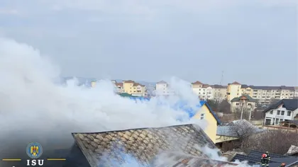 Incendiu de proporții la o pensiune din Târgoviște. Pompierii intervin cu patru autospeciale