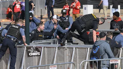 VIDEO Poliţia a arestat trei suspecţi după incidentul de la parada din Kansas City. Joe Biden: 