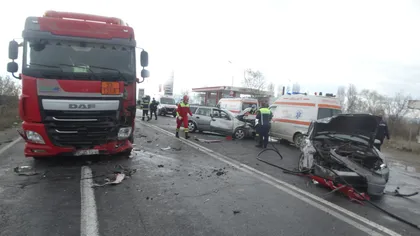 Accident grav în Buzău. Două autoturisme s-au lovit frontal de o cisternă încărcată cu combustibil