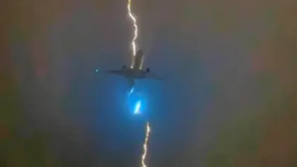Momentul în care un avion este lovit de fulger la scurt timp de la decolare - VIDEO