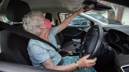 Bătrână în vârstă de 103 ani, furori pe șosele! Polițiștii au prins-o în timp ce gonea cu viteză, fără permis și fără asigurare. Ce a pățit vârstnica