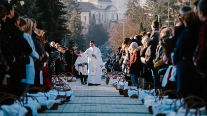 Paștele catolic in Ardeal. Imagini impresionante de la ceremonia sfinţirii bucatelor, la Miercurea Ciuc VIDEO