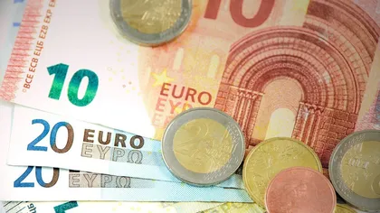 Guvernul a hotărât să mărească salariul minim. Câţi români vor primi mai mulţi bani