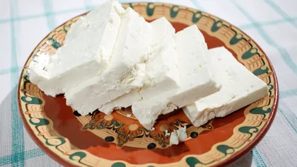 Cum să desărezi brânza fără să i se piardă gustul. Cele mai rapide şi eficiente metode