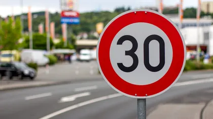 Viteza maxima restricţionata la 30 km/h pe drumurile naţionale şi în localităţi. Când şi cum se aplică această restricţie