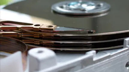 Datele digitale globale, echivalentul a 12 teancuri de carti intre Pamant si Luna