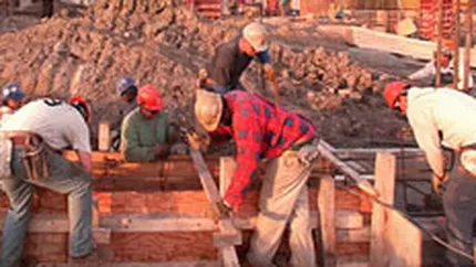 Constructorii pluseaza: salariu dublu din 2008 pentru muncitorii calificati