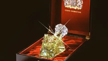 Parfum rar, in cristal de Baccarat cu diamante albe, la 200.000 $ pentru 500 ml
