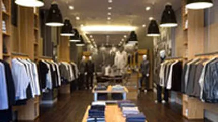 Compania care a imbracat-o pe regina Marii Britanii este in pragul falimentului