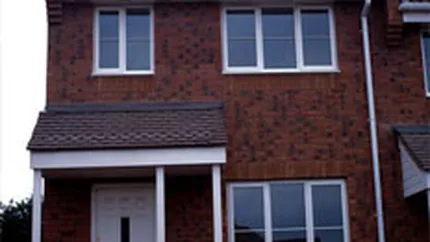 Piata rezidentiala britanica: Preturile si-au temperat scaderea, tranzactiile cresc usor