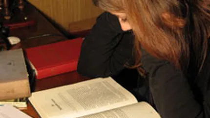 Studiu: 50% dintre romani au fost nevoiti sa munceasca in timpul facultatii