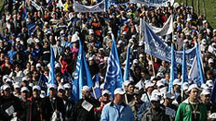 Sindicalistii protestatari din Piata Victoriei cer un salariu minim de 740 lei