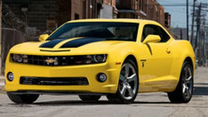 15 masini \fierbinti\ pe o piata auto \inghetata\