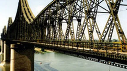 Soferii pot cumpara de vineri abonamente anuale pentru trecerea podurilor peste Dunare
