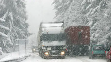 Zapada a blocat mai multe drumuri nationale si judetene si a anulat 21 de trenuri