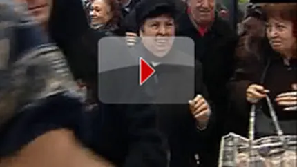 Primii clienti ai Sun Plaza: Cateva sute de pensionari inarmati cu sacose de rafie si taloane pentru reduceri